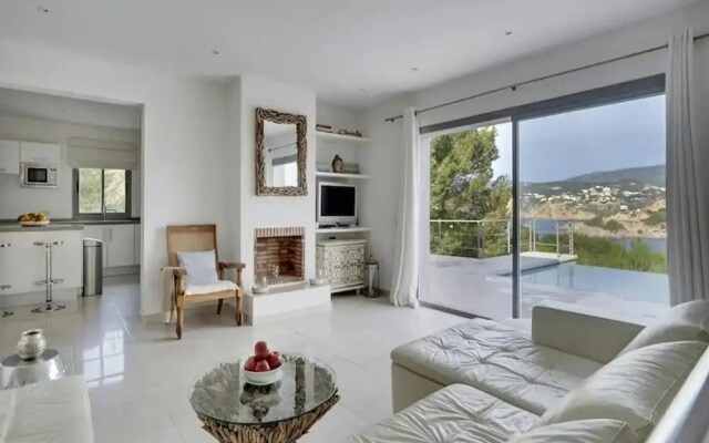 Villa in Porroig With Stunning Sea Views