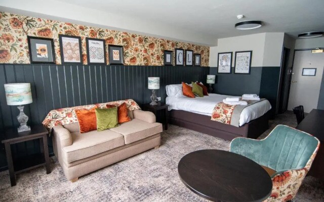 Cat & Lion Country Pub and Hotel