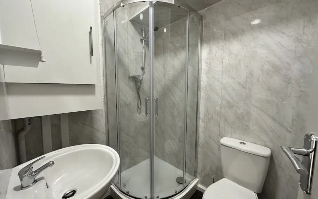 4 Bedroom House, 2 Bathroom-derby-close To Rolls Royce