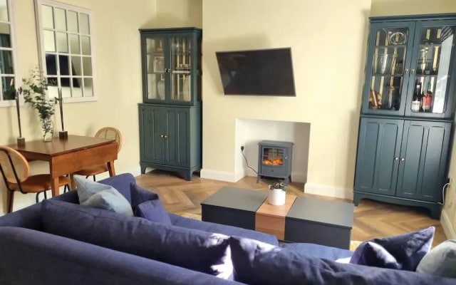 Spacious & Renovated 1-bed Garden Flat in London