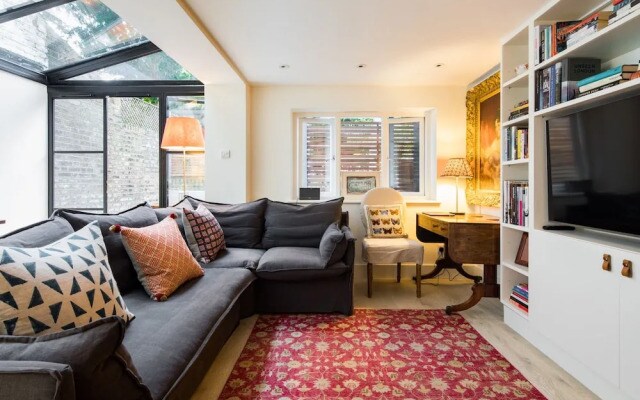 Quiet Classical/modern Designer Garden Flat