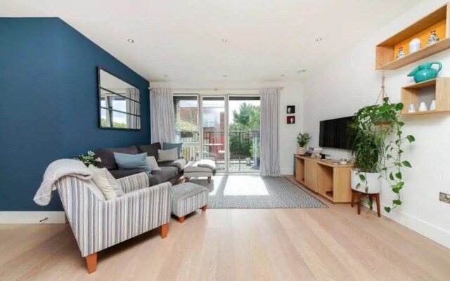 Modern 2 Bedroom Flat in East London