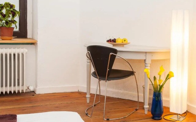 Courtyard Apartment (LIALI)