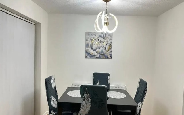 Entire Beautiful 2 Bedroom House With Free Parking Manchester