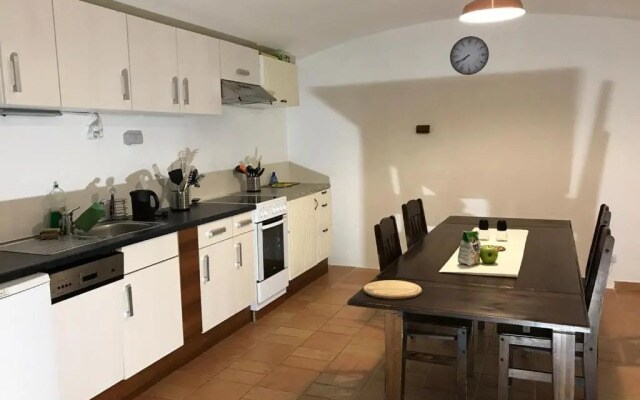 3 Bed Flat - Sleeps 20 - Smoking Room - Wifi