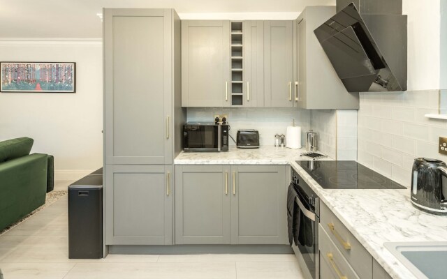 Spacious 1Br Flat In Wanstead: Garden & Comfort