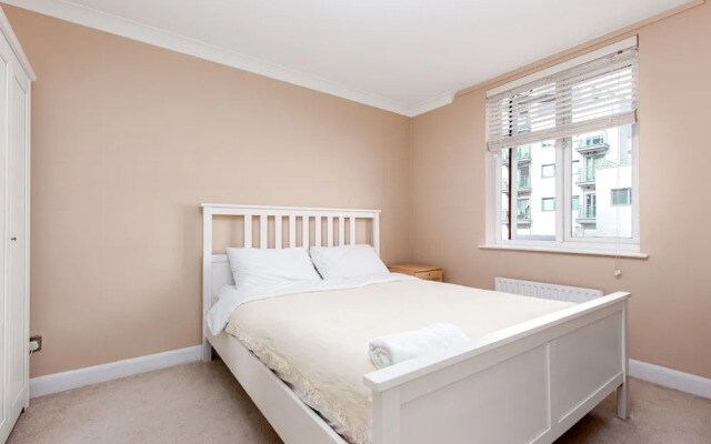 Metropolitan Close - Deluxe Guest Room 2