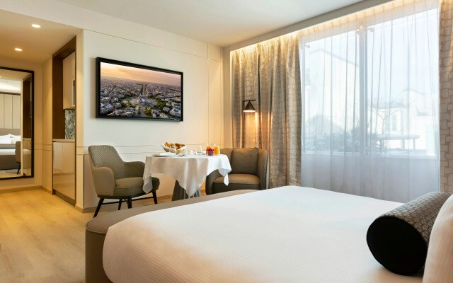 La Clef Tour Eiffel Paris by The Crest Collection