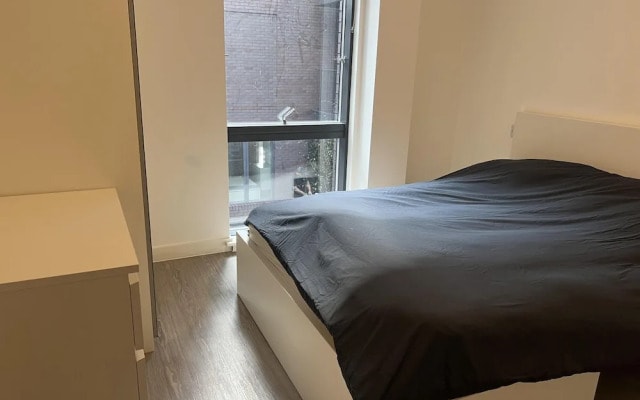 Charming 2-bed Apartment in Salford Newly Built