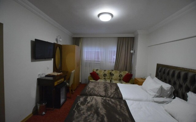 Palace Point Hotel