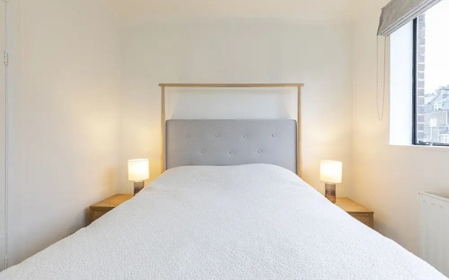 Modern 2BR Flat Minutes From Kensington Gardens