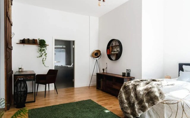 90sqm 2br Design Gem - Outdoor Terrace