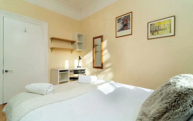 Stylish 2Bed Steps from Iconic Waterloo