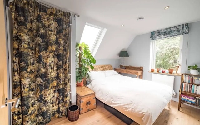Cosy And Beautiful 4br House
