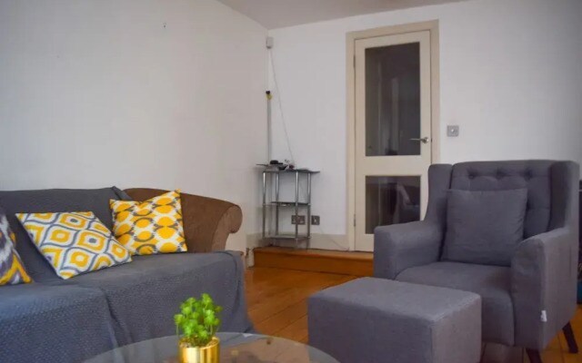 Pleasant, Intimate Flat With Backyard in Battersea
