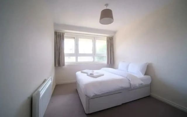 Spacious 3 Bedroom Apartment in Battersea With Terrace
