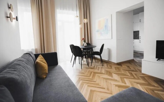 Old Town Modern Apartament - balcony & courtyard view