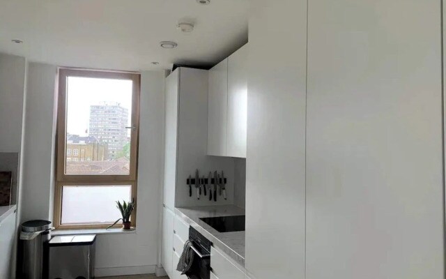 Stylish 2BD Flat With Private Balcony - Battersea