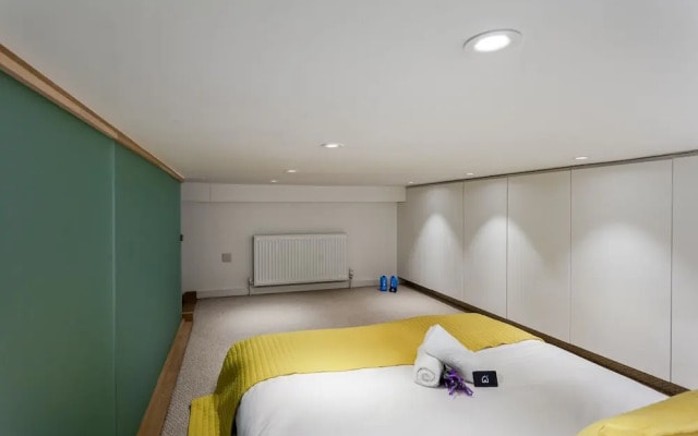 Spacious Canfield Gardens Studio