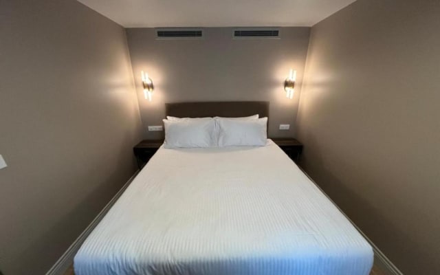 Weingart Suites Hotel