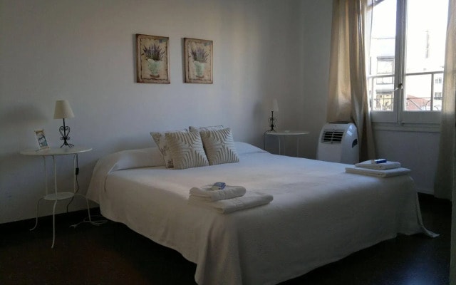 Ally's Guest House Barcelona B&B