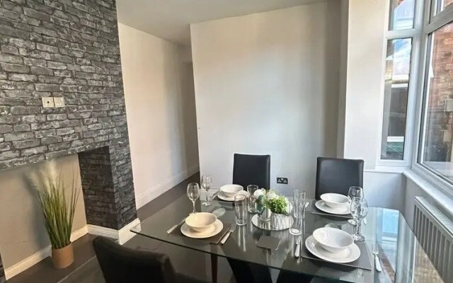 NEW 4 Double Bedrooms Large House