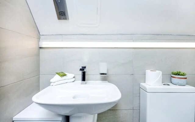 Stylish 2BR Whitechapel Flat with City Views