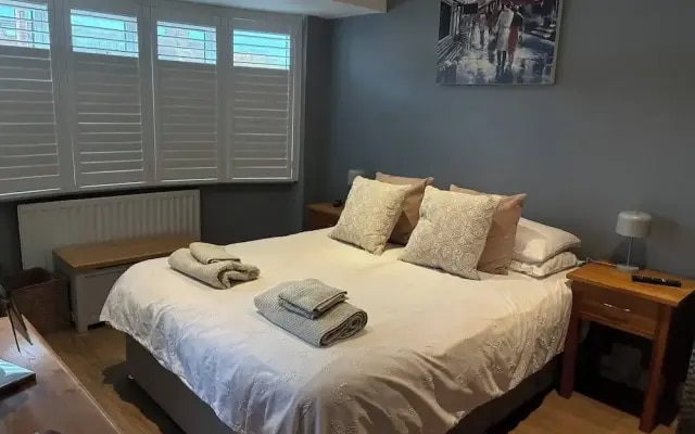 Spacious 4-bed House Close to LHR and London