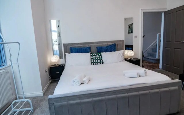 House - Sleeps 7 - Parking - Garden - Near Stn