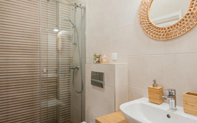BOHO BEACH STUDIO su terasa ir baseinu