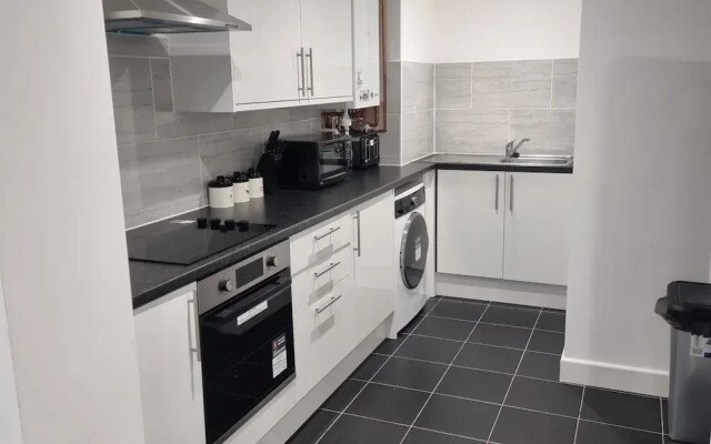 London Oasis Modern 2BR Apartment