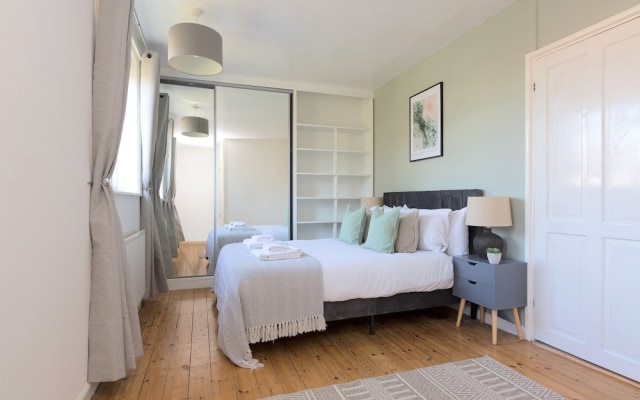 Cosy Room in Morden