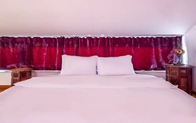 Authentic Flat With Excellent Location in Beyoglu