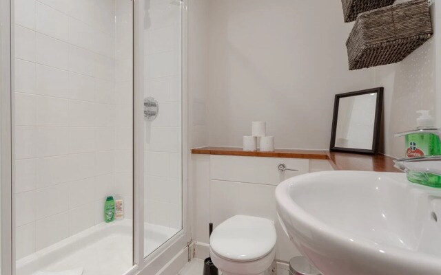 Cosy 2 Bedroom Flat Next To Quiet Park