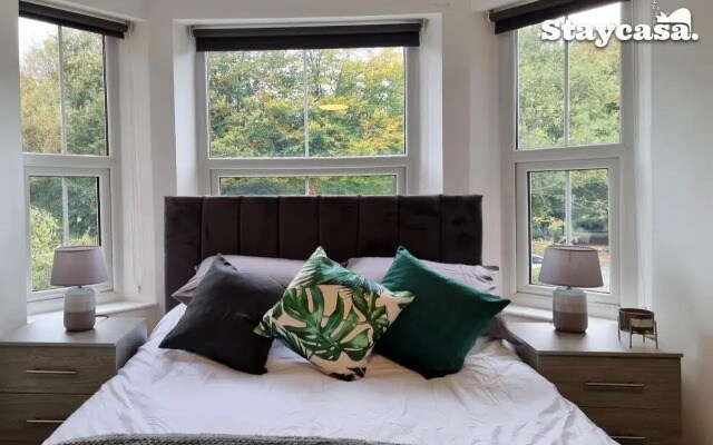 Beautiful 6-Bedroom House Manchester