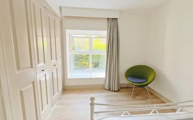 Entire 2 Bedroom House 7m To Station