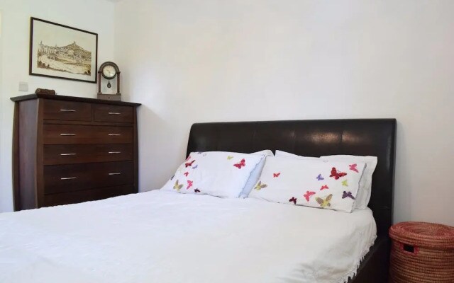 1 Bedroom Apartment With Balcony in Putney
