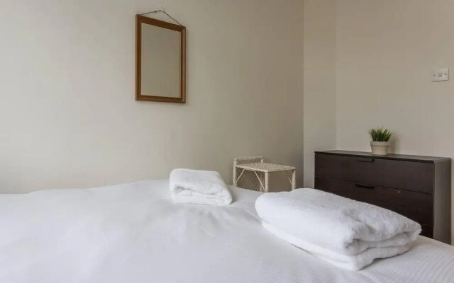 Spacious 2BR flat in Putney