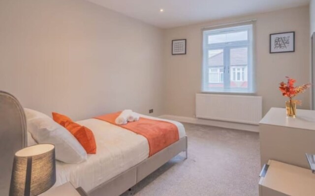Luxury 3BR W Garden Parking Near Spurs Stadium