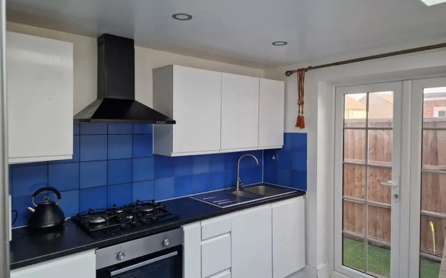 Cozy Dagenham Retreat - 2BR House