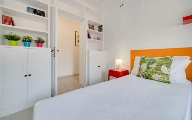 Lovely 2 bed Flat in Front of the Colosseum!