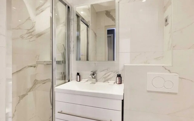 Modern Apartment & Terrace - 2br/6p - Near Nation