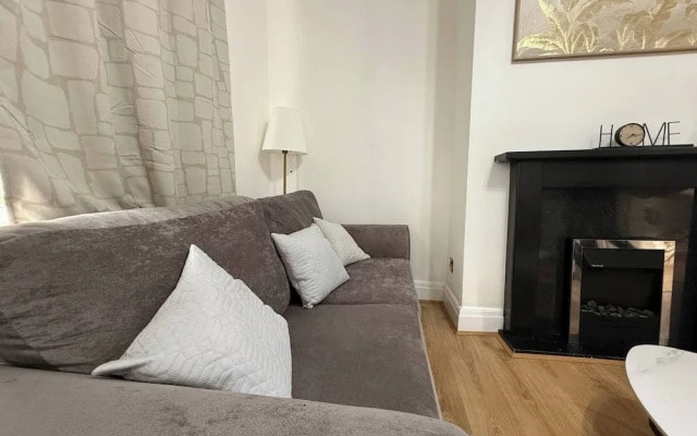 Urban Calm Spacious 3-bed Home With Free Parking