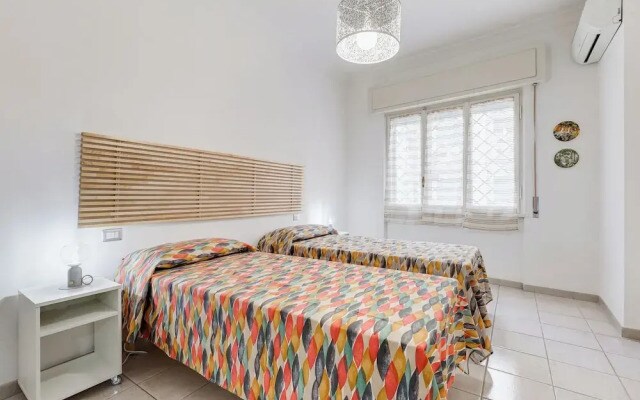 Cozy 2-Bedroom Flat with Balcony