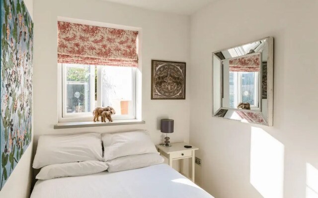 Bright and Charming Battersea Park Apartment