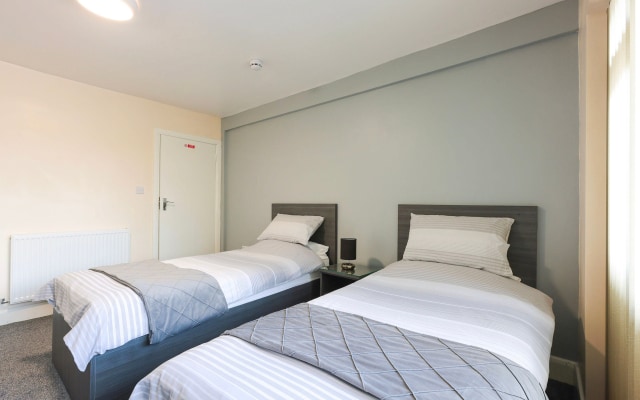 OYO Honeycroft Lodge, Uxbridge