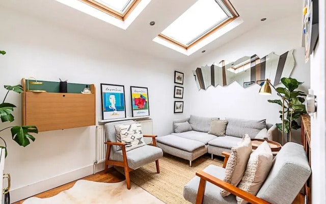 Modern Airy 2-bed Gem in Trendy Stoke Newington
