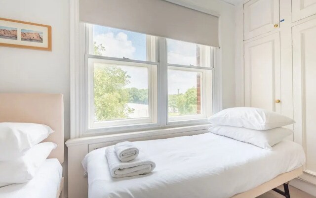 Charming Chelsea Apartment overlooking the Thames