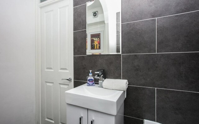 2 Bedroom Flat In Old Street With Private Balcony