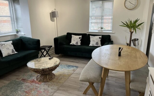 Impeccable 2-bed Apartment in Erith